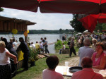 Am Ufer Herrscht Auf Dem Fest Reges Treiben