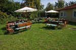 Bänke und Tische im Garten Landhaus Arnimshain
