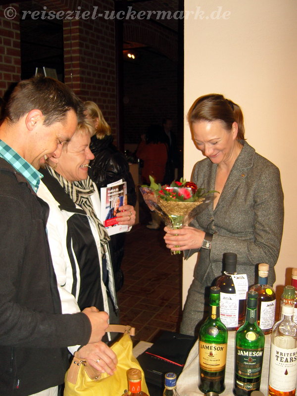 Cornelia Bohn wird zum Verkaufsstart des Preussischen Whisky beglückwünscht